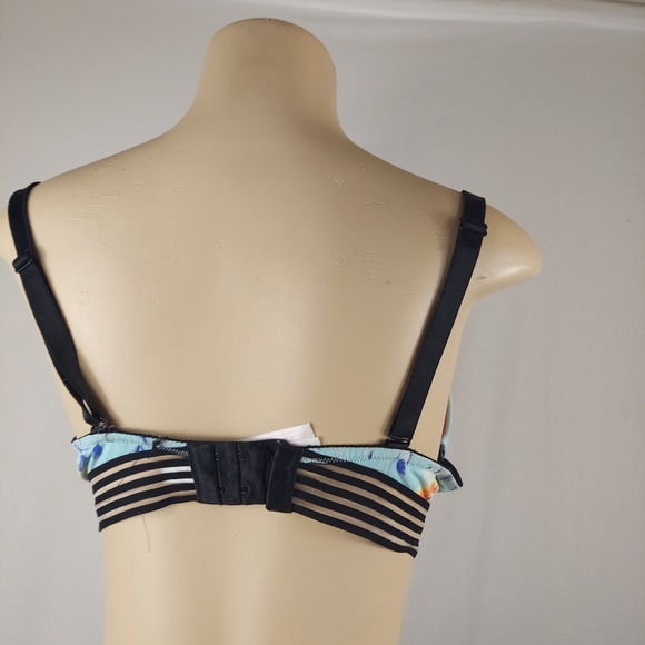 Victoria’s Secret push up bra 36D with flaws - Picture 9 of 10